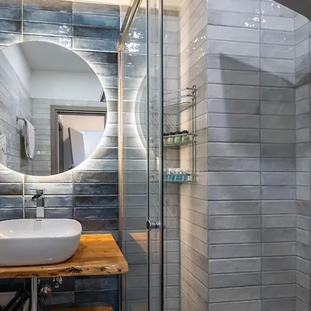 Zenon Homes 3nd Floor, Center