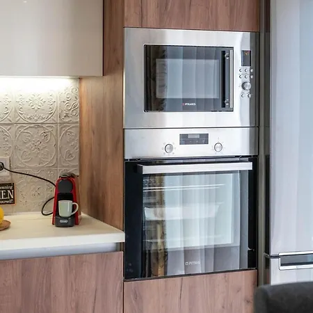 Zenon Homes 3nd Floor, Center Apartment *