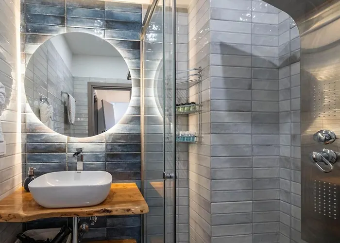 Zenon Homes 3nd Floor, Center